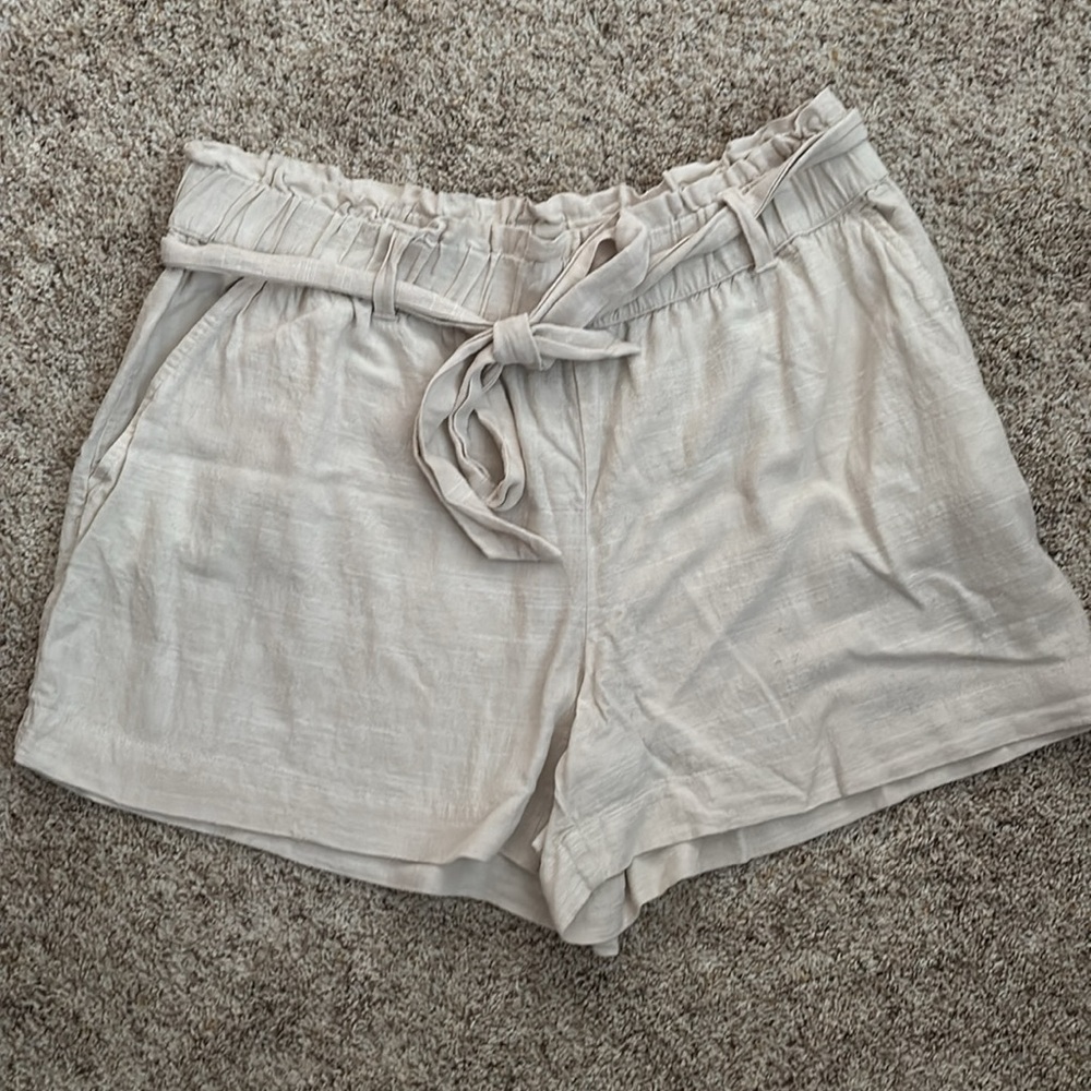 LOFT Women's Cream Shorts Paperbag Style High waisted pockets and tie belt